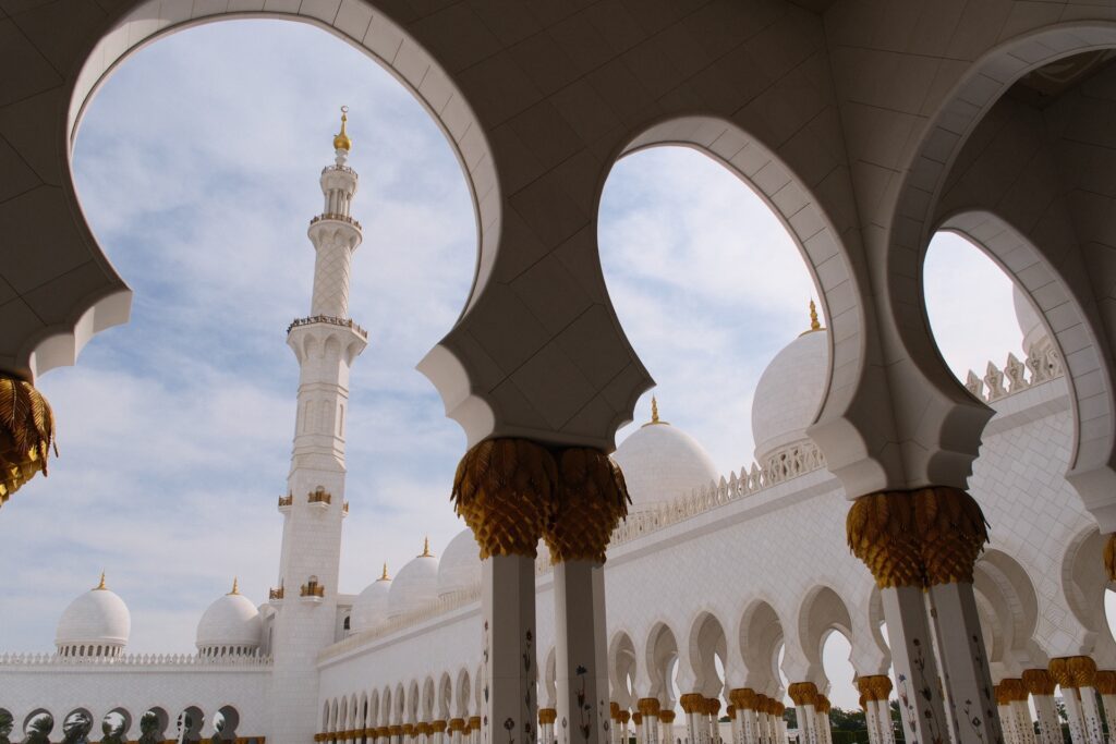 Scalo lungo ad Abu Dhabi: servizi e cose da vedere (2026)